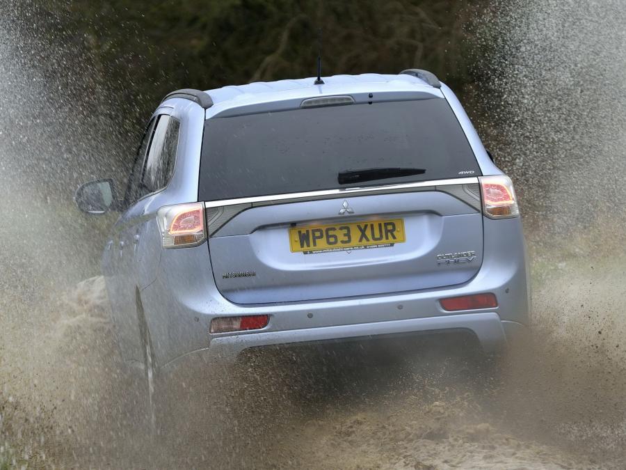  Mitsubishi Outlander PHEV 2014 года  (UK) (фото 12 из 19)